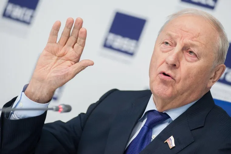 Пресс-конференция, посвященная юбилею первого губернатора Свердловской области Эдуарда Росселя. Екатеринбург, россель эдуард, жест рукой