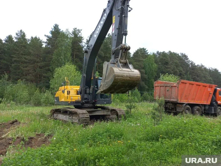 Возле дома на Рощинской, 74 начались строительные работы