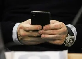 Житель ЯНАО лишился 600 тысяч, установив приложение на смартфон