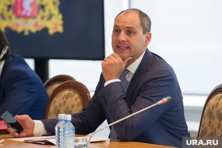 Денис Паслер призвал на помощь уральских политтехнологов