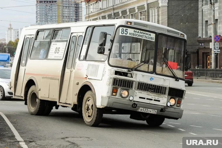 Второй день подряд пассажиры вынуждены добираться с пересадками