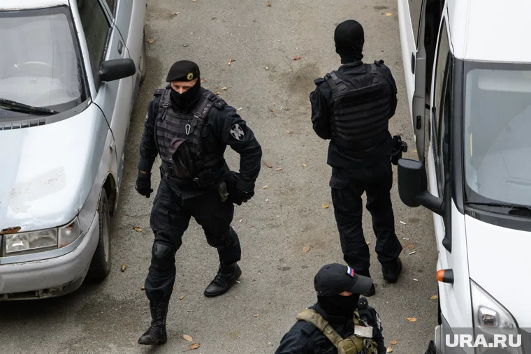 Мужчина заперся в квартире