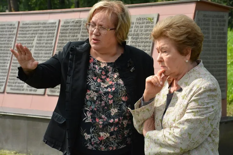 Наина Ельцина на мемориале репрессированным и Европе Азии, мерзлякова татьяна, ельцина наина