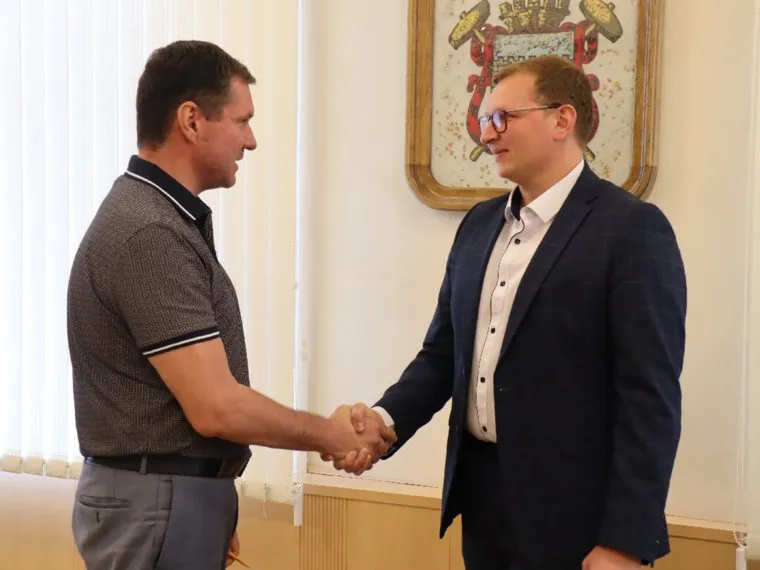 Сергей Буяков (слева) встретился с участником СВО Александром Пашкеевым