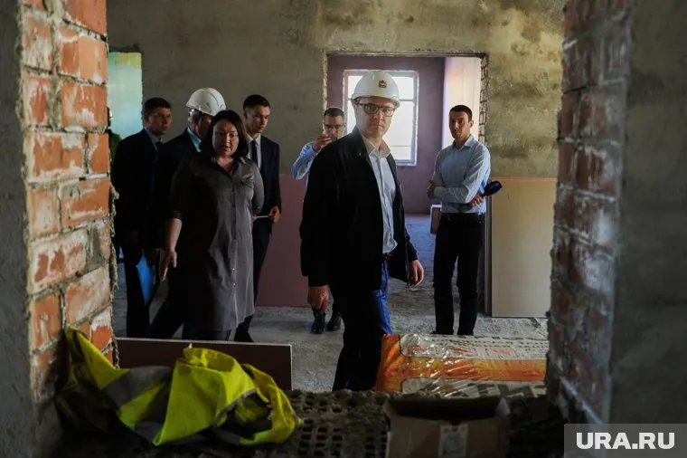 Алексей Текслер (в центре) снял запрет на 40 видов работ в Челябинской области