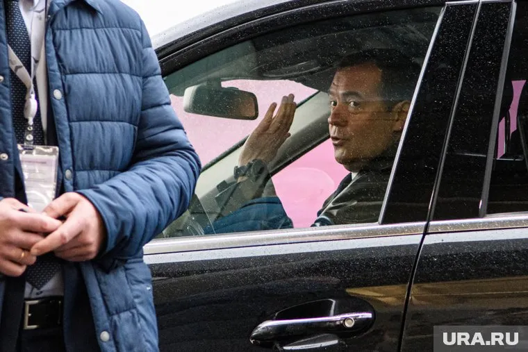 По словам Евгения Ясина, новая зарплата Медведева соответствует средним доходам чиновников