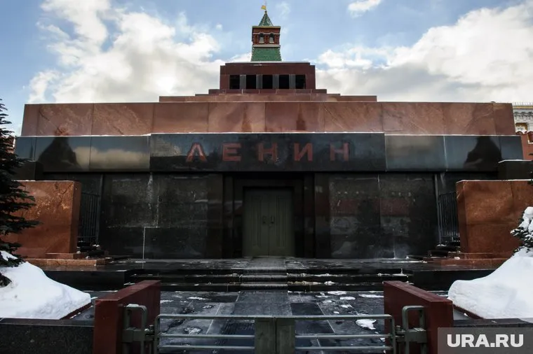 Перемещение Ленина с Красной площади — дело будущего, считает Сергей Миронов