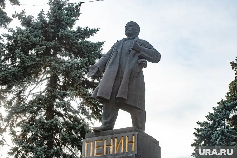 Памятник Ленину может упасть