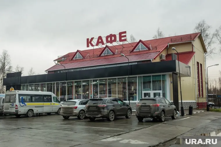 Главное кафе трассы Ханты-Мансийск — Сургут по-прежнему в блокаде