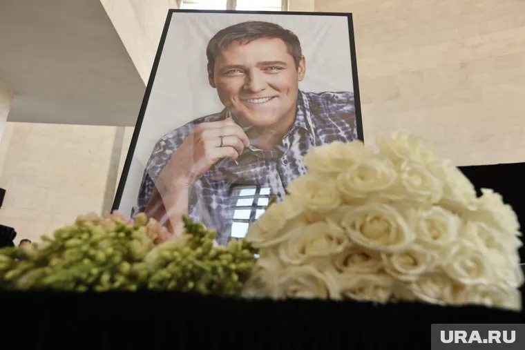 Тысячи людей пришли попрощаться с Юрием Шатуновым