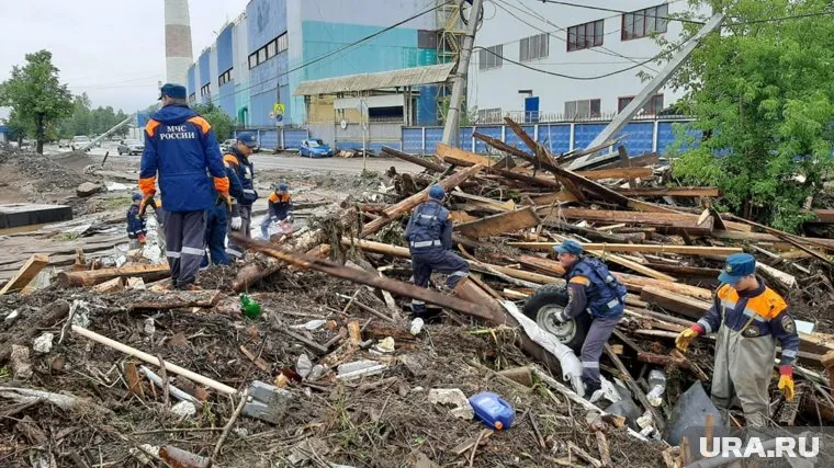Глава МЧС России Евгений Зиничев доложил президенту по ситуации в Нижних Сергах, после чего отправился на место ЧП