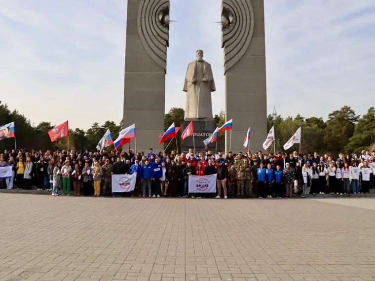 Челябинские активисты растянули гигантский баннер с Владимиром Путиным в честь его дня рождения 
