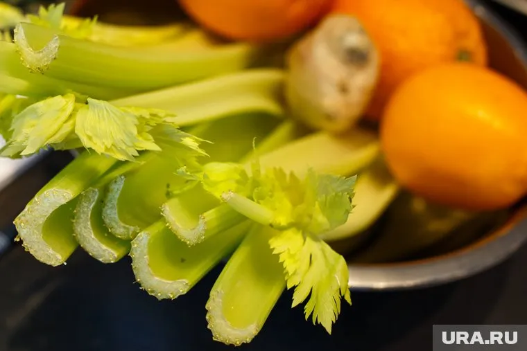 Употребление сельдерея может быть вредным для аллергиков, беременных и людей с почечными заболеваниями