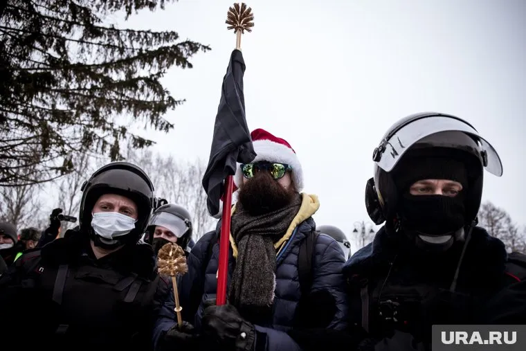 По мнению Александра Лобова, в законах нет запрета носить с собой ершик или трусы на швабре