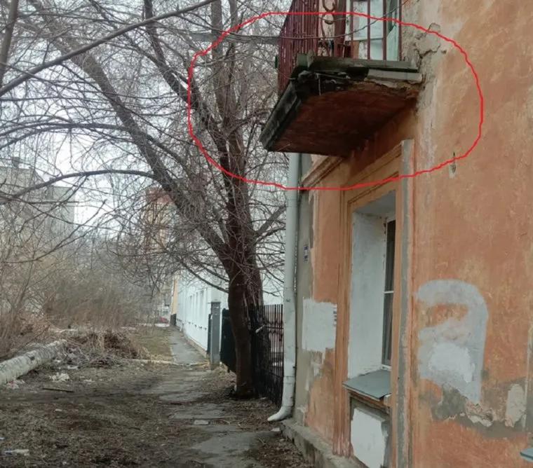В Кургане жители заметили, как начали разваливаться балконы многоквартирного дома