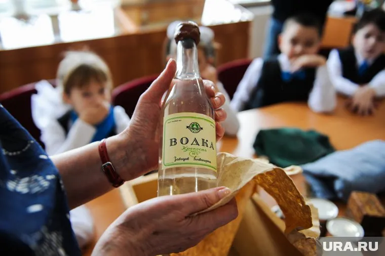 Женщина выпивала в то время, когда дети спали