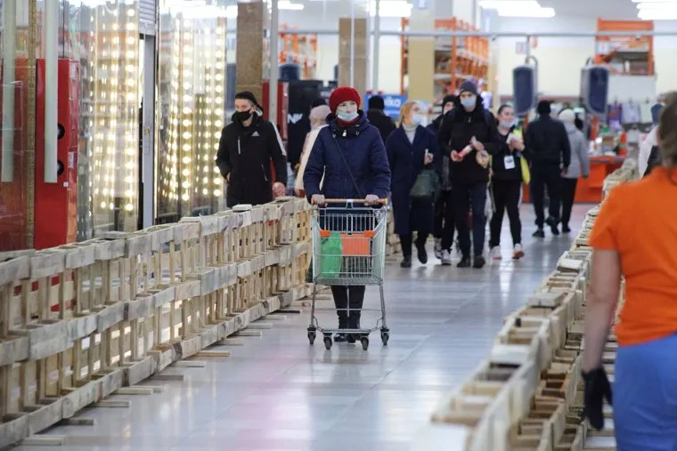 Вход в торговый центр РИО. Курган