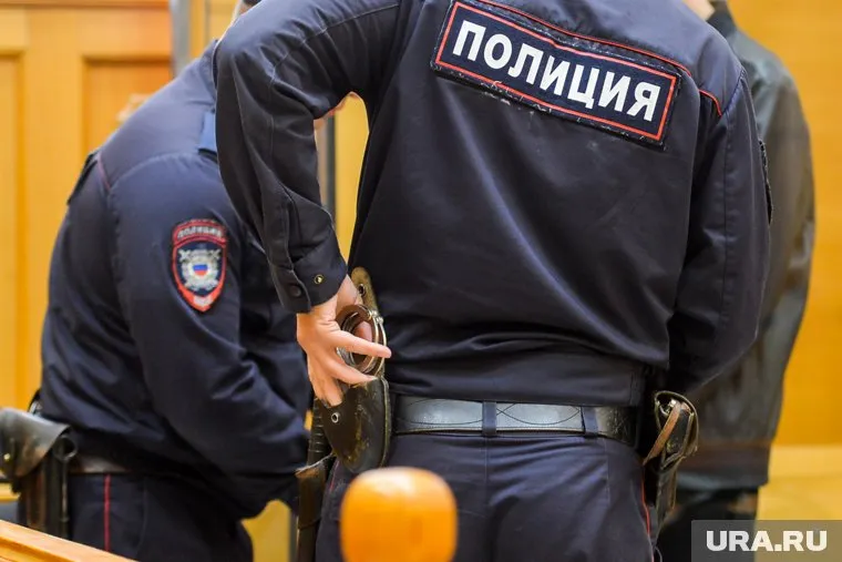 Подозреваемого допрашивает полиция (архивное фото)