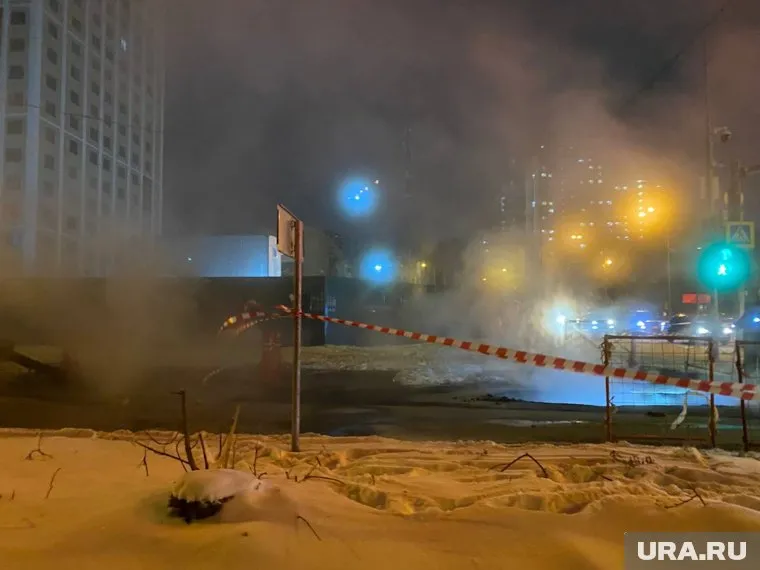 Рабочие стараются быстрее устранить поломку