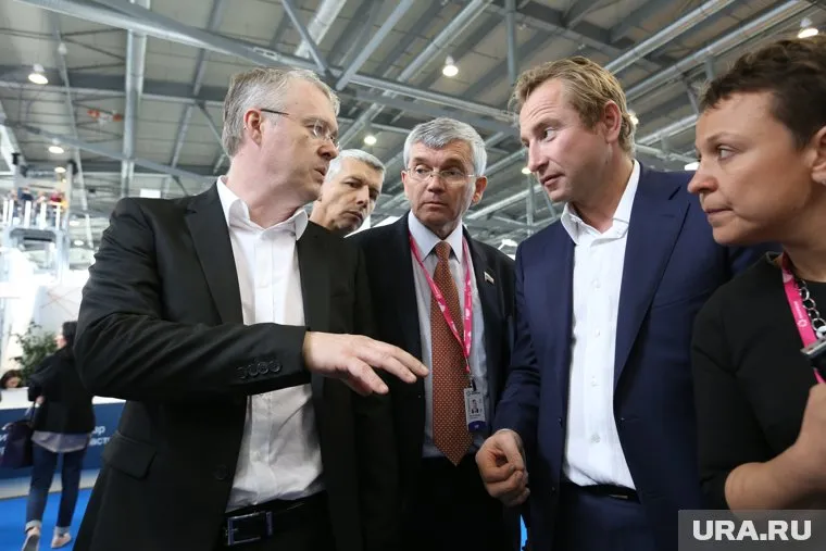 Вячеслав Брозовский (второй справа) свой человек в бизнес-сообществе. Но позиции в политике у него давно уже не те