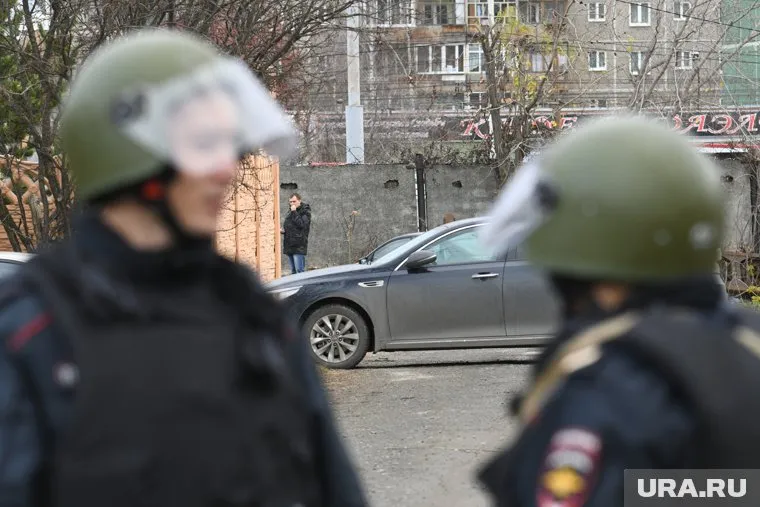 Пермским полицейским стали выдавать одноразовые маски и резиновые перчатки