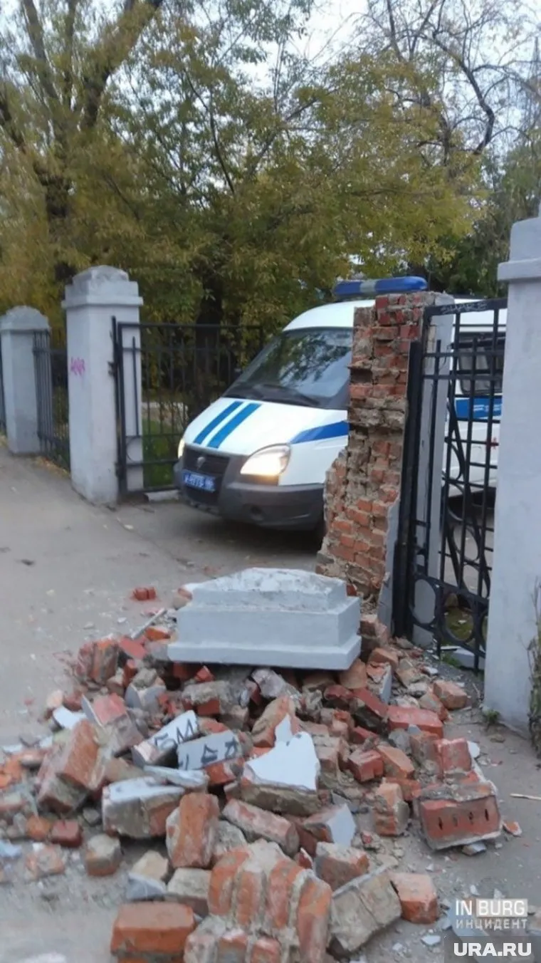 Повреждены ворота и кирпичный забор