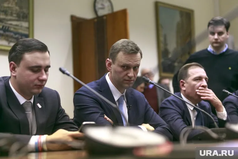 Депутаты хотят запретить соратникам Алексея Навального участвовать в любых выборах в России