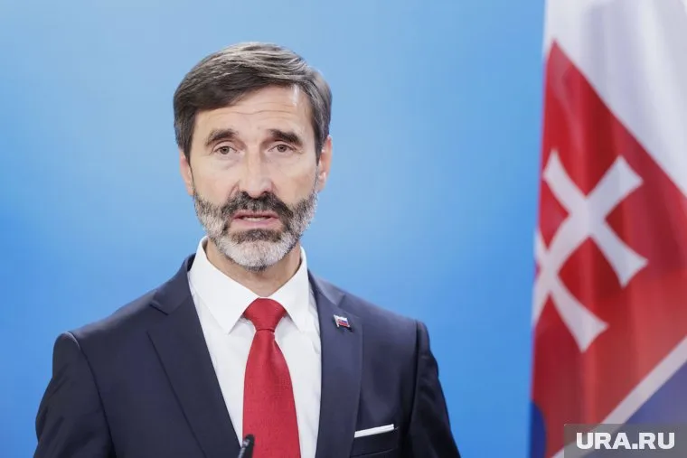 Словакия поддерживает мирную политику в решении ситуации на Украине, заявил Юрай Бланар