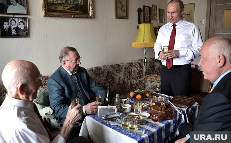 Президент тепло поздравил бывшего начальника