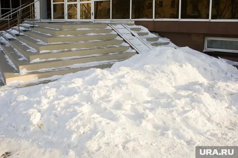 По словам руководителя образовательного учреждения, козырек выдерживал сход снега на протяжении 10 лет, но в этом году его оказалось слишком много