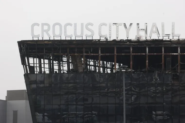 Крокус сити холл днем после террористического акта. Мемориал по погибшим в Крокус сити холле. Москва