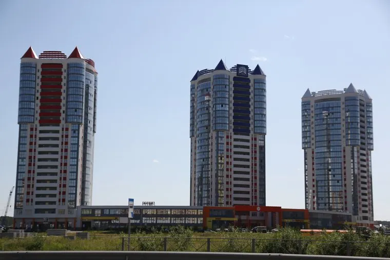 Надземные пешеходные переходы. Виды города. Тюмень