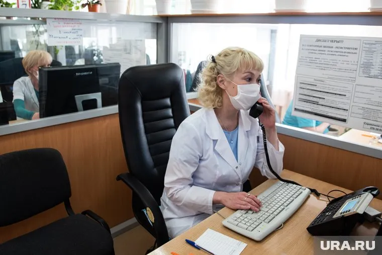 Югорчане рассказывают, что скорую помощь приходится ждать по несколько часов, а визита врача — до суток