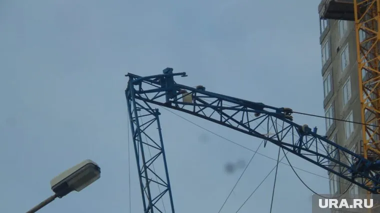Отломился 15-метровый фрагмент стрелы крана