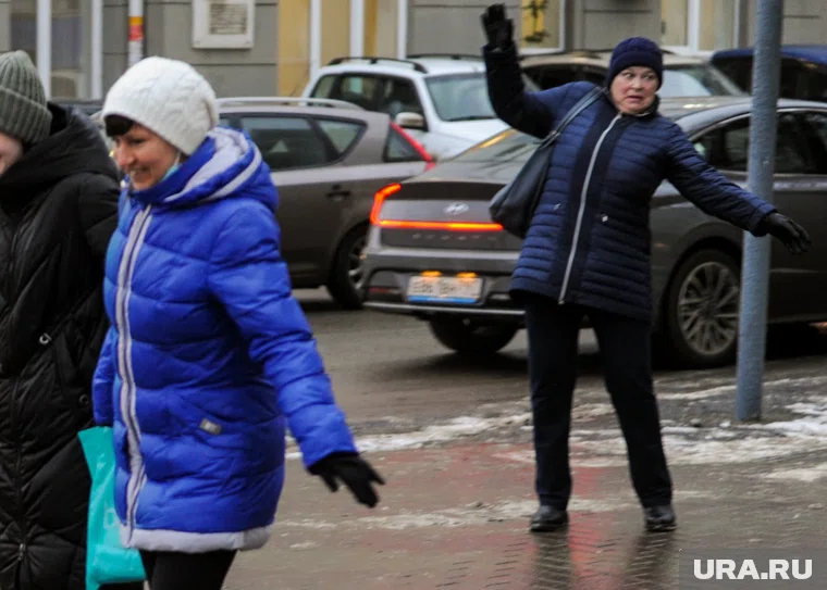 Тюменцы массово покупают накладки с шипами на обувь
