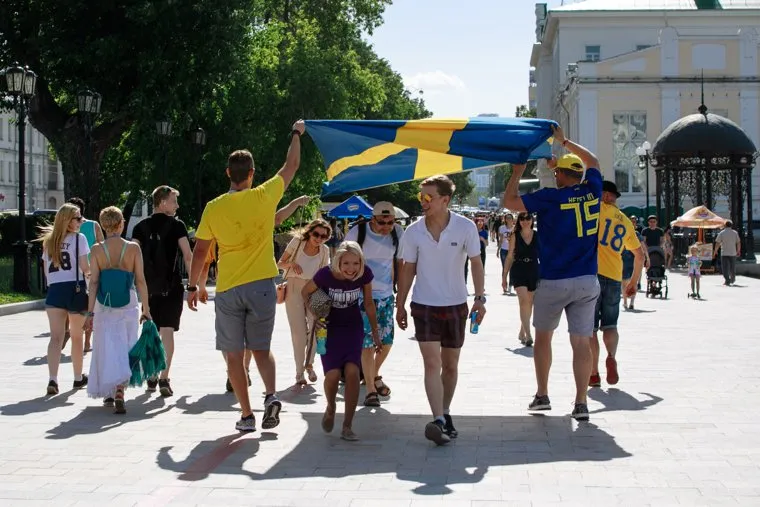 Болельщики сборной Швеции гуляют по Екатеринбургу., болельщики сборной швеции