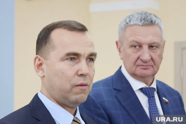 Вадим Шумков (слева) рассказал о работе курганских сенаторов и поблагодарил их