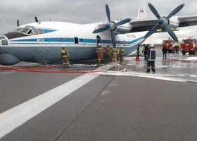 Севший без шасси самолет Ан-12 пытаются убрать с взлетной полосы аэропорта «Кольцово»