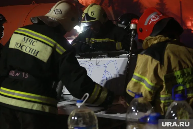 Пожарные вскрыли квартиру, чтобы спасти женщину