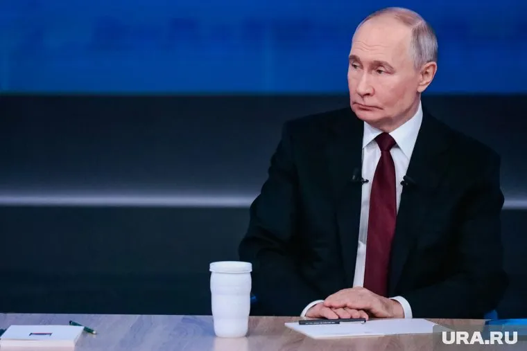 Путин потребовал устранить ограничения в пенсионных правах многодетных родителей