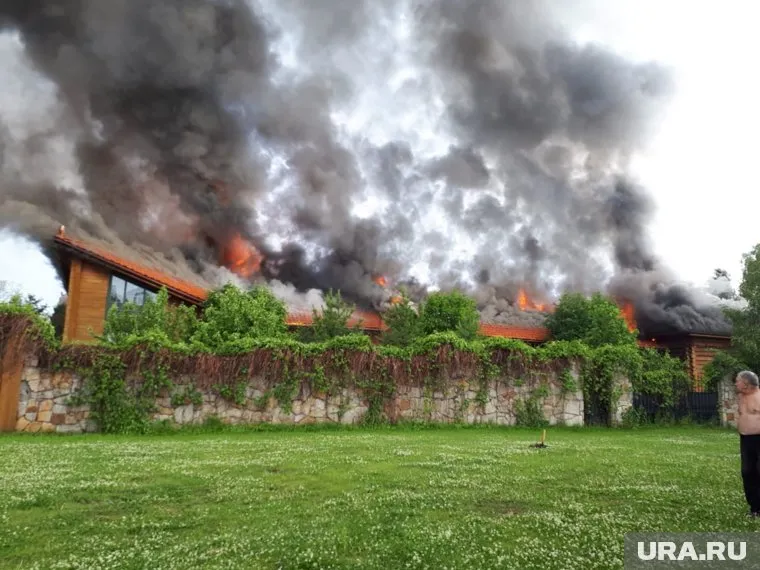 Пламя быстро охватило здание