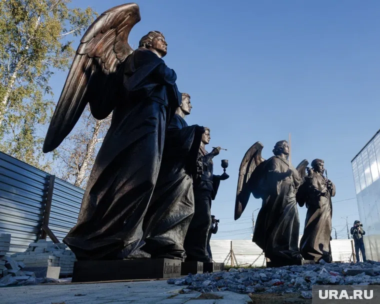 Бронзовые фигуры Архангелов доставлены в Челябинск