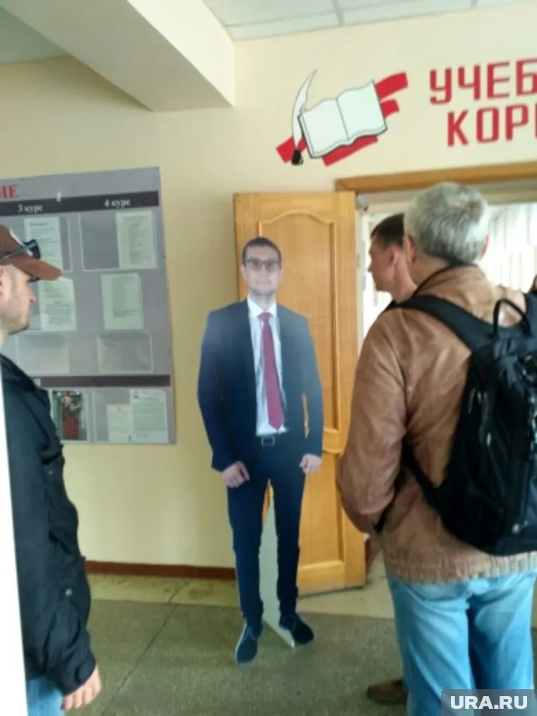 Фигуру Ефимова установили прямо на участке
