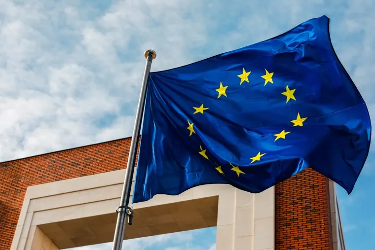 Флаг Европейского Союза и других стран, входящих и не входящих в ЕС. 28 марта 2024. Москва