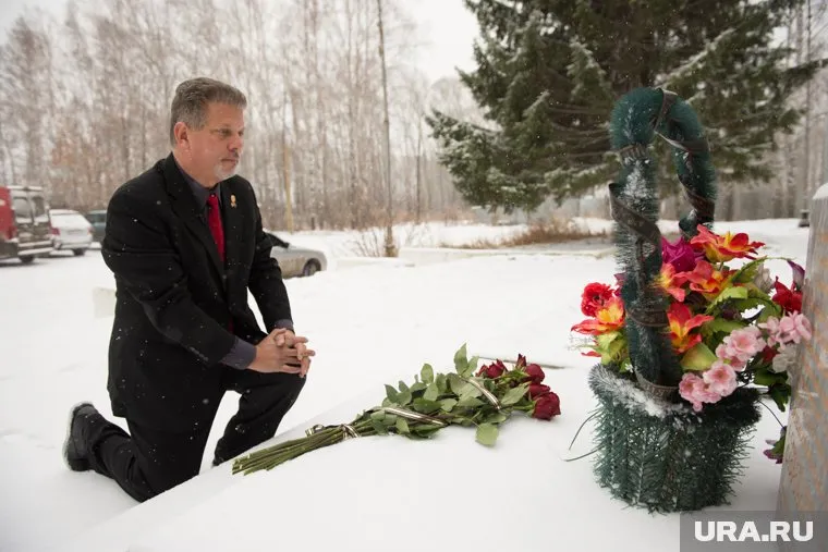 Франсис Гэри Пауэрс почтил память пилота Сафронова, погибшего в результате инцидента с Пауэрсом 1 мая 1960