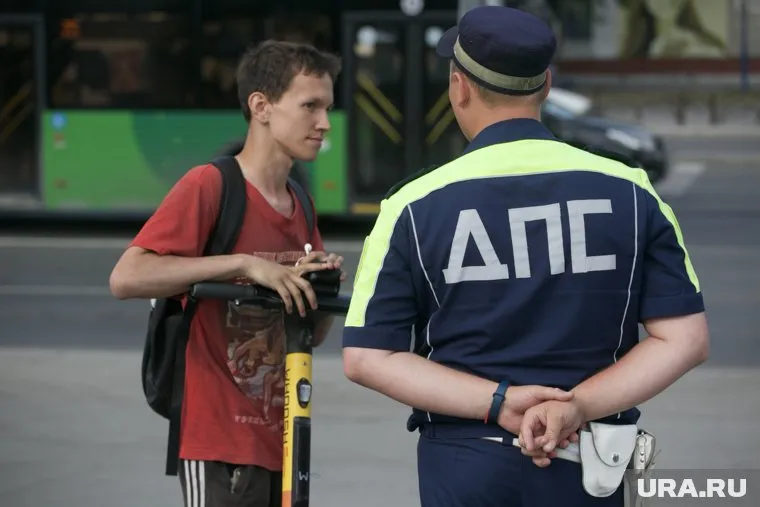 В России не налажена система администрирования штрафов для самокатчиков, отметил Михаил Блинкин