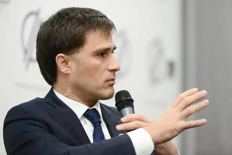 Пресс-конференция Руслана Гаттарова, посвященная подготовке к проведению саммитов ШОС и БРИКС. Челябинск, гаттаров руслан, жест рукой