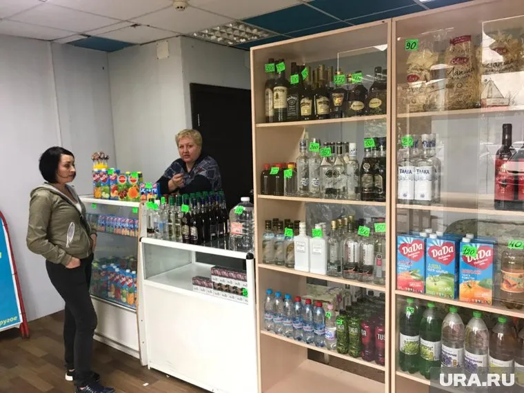Вместо кредитов в таких киосках продают водку «Хортица» по 150 рублей и коньяк Hennessy за 300 рублей