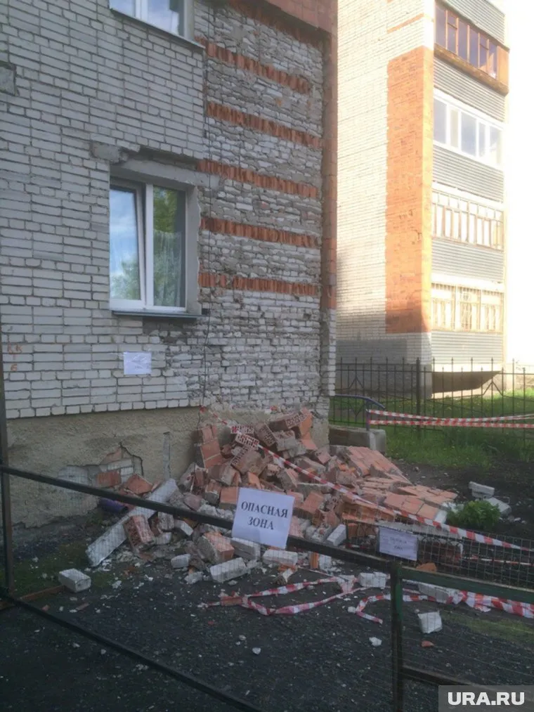 Стена обрушилась до середины второго этажа