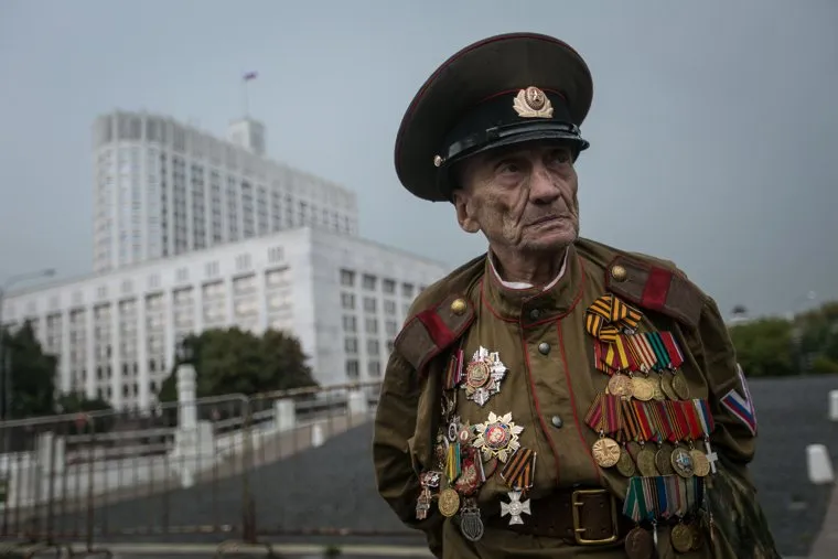 25-ая годовщина ГКЧП, Белый дом. Москва, ветеран войны, защитники белого дома, дом правительства рф